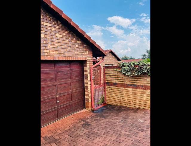 3 BEDROOM HOUSE FOR SALE IN KEMPTON PARK WEST